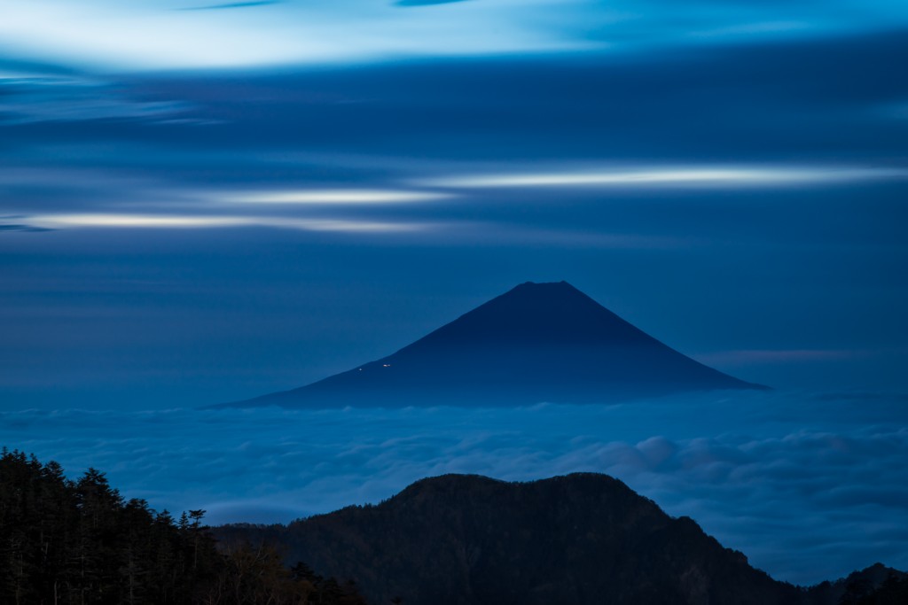 Yuga Kurita Mount Fuji from Mount Houou blue sea of clouds dawn long exposure_4E02109