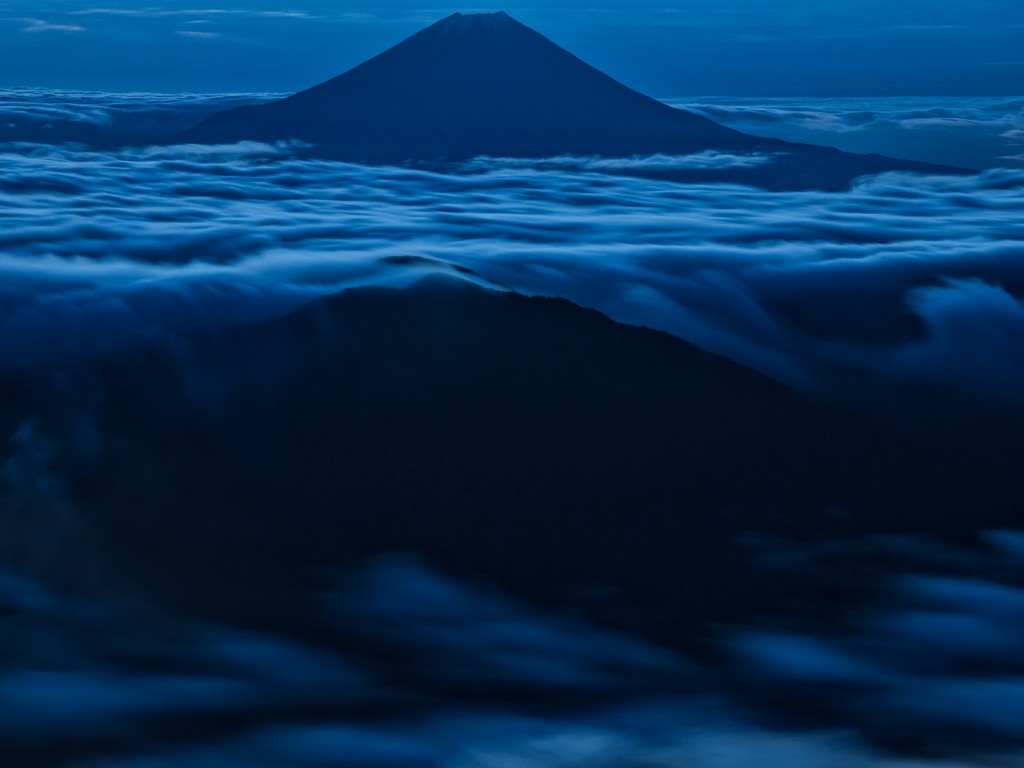 Yuga Kurita Mount Fuji Akaishidake a Dynamic Sea of Clouds_9E40412