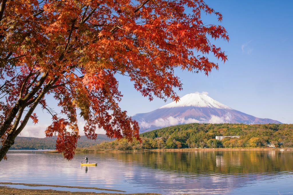 Yuga Kurita Lake Yamanaka Mount Fuji maple trees autumn leaves_KE11801